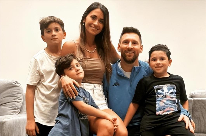 梅西度假近照,载安妞海上漂移!球王妻子好美,穿泳衣凹凸有致_抓饭直播