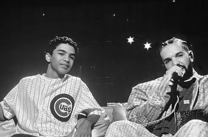 drake在最新演唱会和曾经的自己一起演唱……|演唱会_新浪新闻