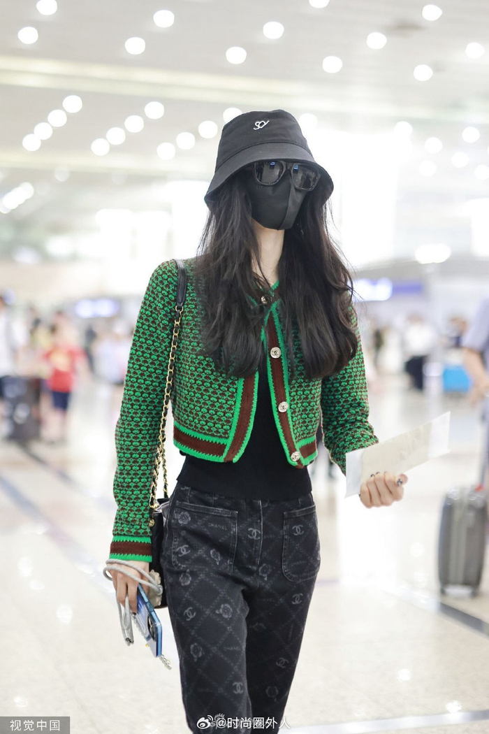 身穿绿色短款外套配长裤现身机场……|长裤|刘诗诗_新浪新闻
