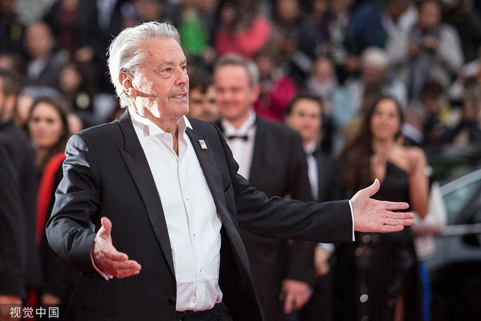 阿兰德龙子女发声明控诉父亲被66岁日裔女友长期控制欺凌