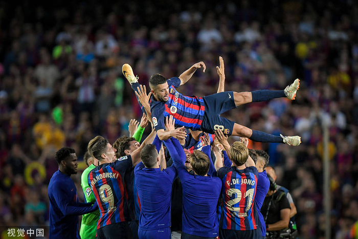 巴萨上赛季拿下西甲冠军。