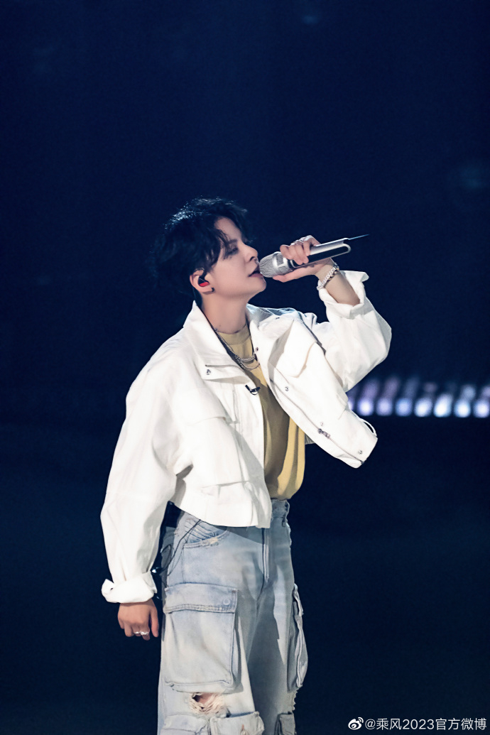 《乘风2023》的初舞台，刘逸云选择了自己新专辑的一首歌。  图片来自该节目官微