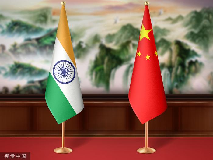 中国国旗与印度国旗 辛勤图 图源：视觉中国