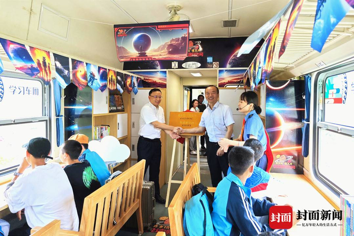 坐一辆载满书香的火车去远方铁路上的移动图书馆亮相大凉山