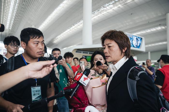 水慶霞接受媒體采訪。