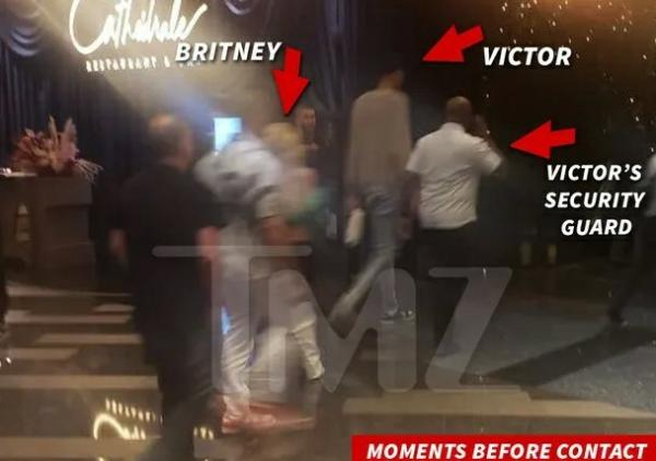 文班亚马表示，布兰妮从身后抓住了他。