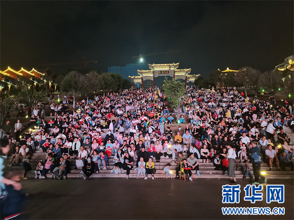 图为露天观影活动现场。新华网发（李金苗 摄）