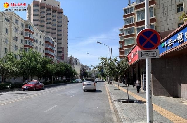 沙依巴克区西北路上设置明显标识标牌，提示市民夜间可停车。记者贾梦妍摄