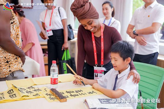 中非代表参观长沙市青年之家。图片来源 全国青联国际部