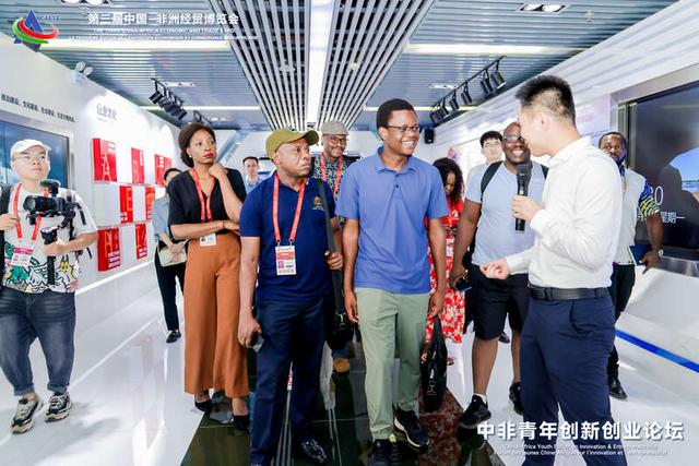 中非代表参观中车株洲电力机车有限公司。图片来源 全国青联国际部