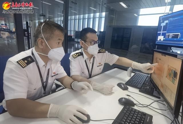 7月5日，乌鲁木齐地窝堡机场海关关员对国内转国际行李物品进行机检。通讯员帕尔哈提·吐尔逊摄