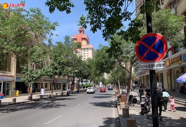 天山区建设路设置明显标识标牌，提示市民夜间可停车。记者贾梦妍摄