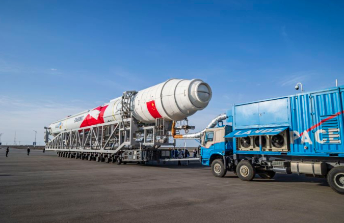 朱雀二号遥二运载火箭完成转运起竖整装待发