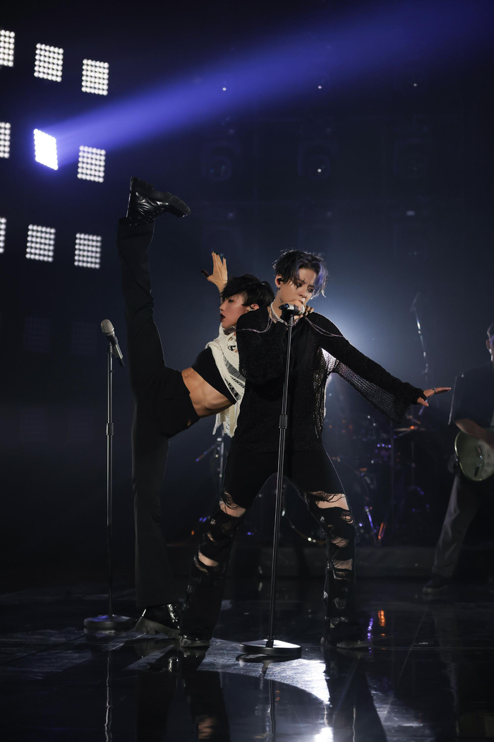 在《乘风2023》的第二次公演舞台上，刘逸云搭档谢欣合作了《从头》。  图片来自该节目官微