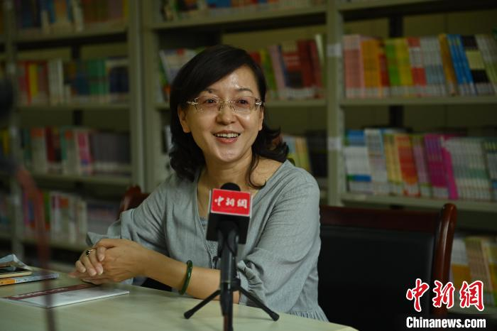 图为该校教师李芙蓉接受采访