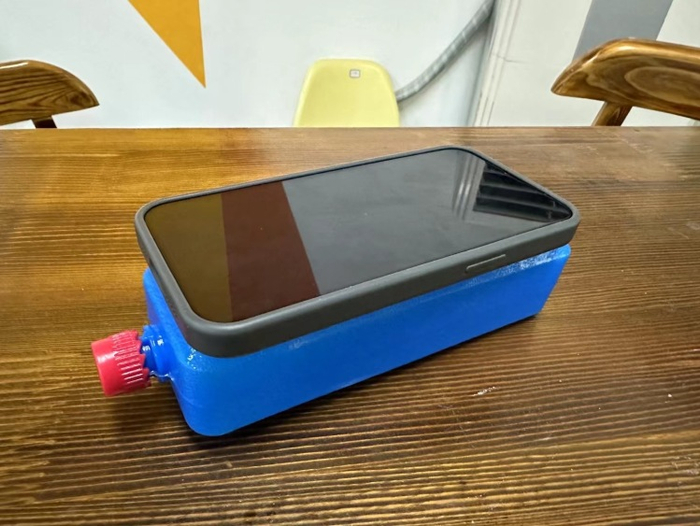 已经想出了各种各样的主意,比如这样:【黑鲨手机冰封散热背夹】可以说