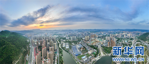 毕节市七星关区城区（无人机照片）。新华网发（文杰 摄）