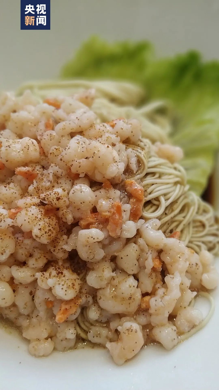 △厨师先用葱姜黄酒炒熟虾籽，然后用熟油炒虾仁，最后把三虾一起炒熟，只加少量黄酒，让菜色鲜亮透明。