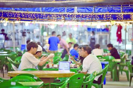 西宁市曹家寨啤酒广场。祁晓军/摄