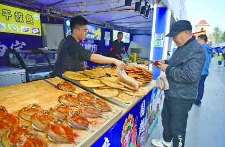 新华联夜市美食多。邓建青/摄