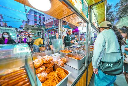 青海特色小吃摊位。祁晓军/摄