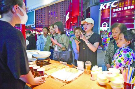 唐道夜市人气旺。邓建青/摄