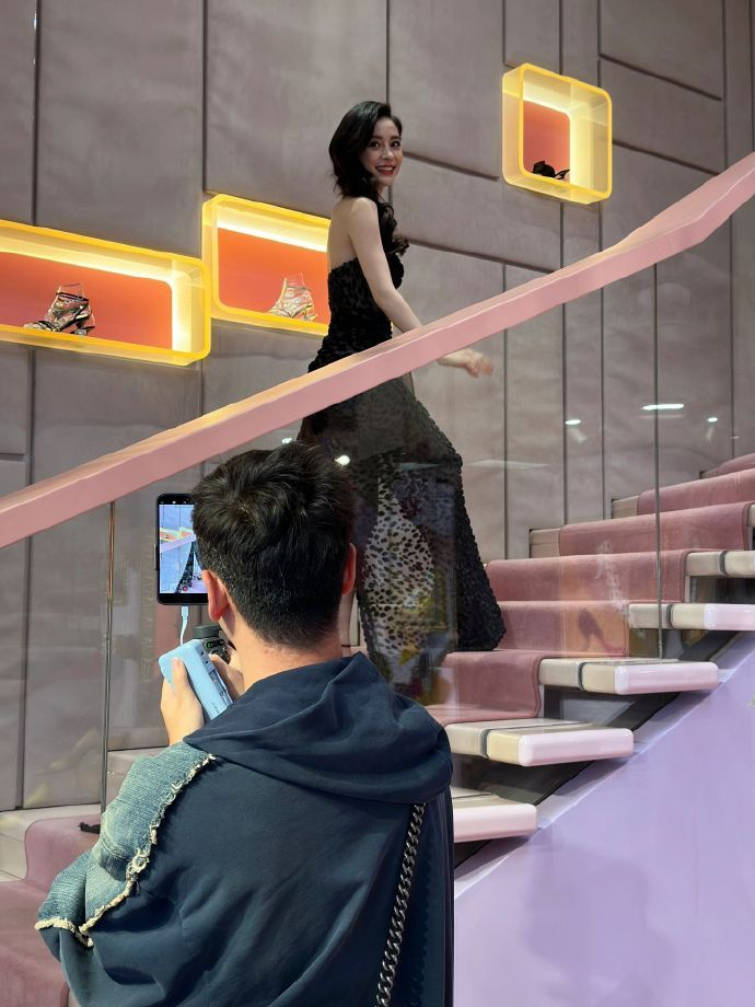 网友巴黎偶遇angelababy……|巴黎|angelababy_新浪新闻