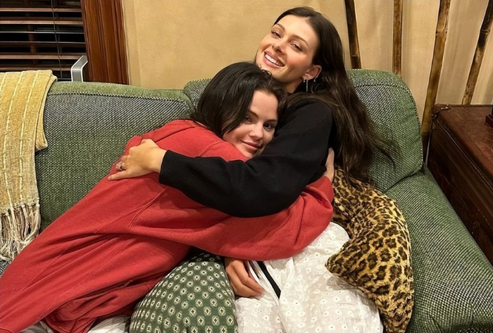 赛琳娜妮可拉度假,晒闺蜜自拍照!