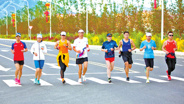 7月2日，跑友试跑2023乌鲁木齐马拉松赛道。（乌鲁木齐马拉松组委会供图）