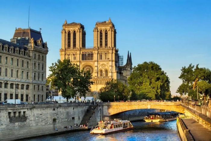 夕阳下的黄昏，火灾后正在修缮的巴黎圣母院。（图/图虫创意）