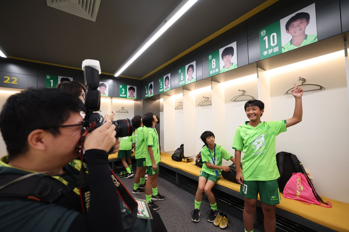 首次进入更衣室的球员看到每个座位有自己的座位牌及照片感到很开心。新京报记者 王飞 摄