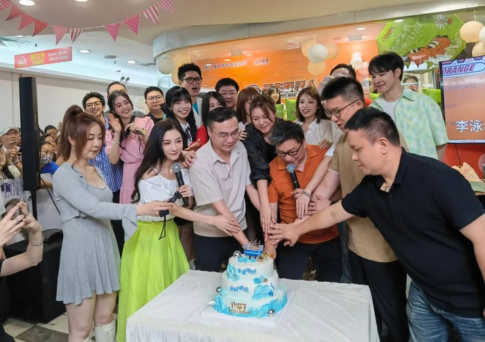 6月28日，《天生快活人》举办流行前线直播室24周年生日派对。受访者供图