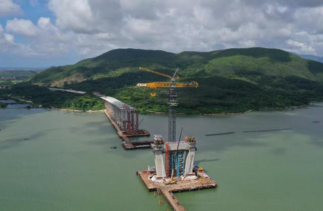 阳江港特大桥主塔上塔柱首件钢结构进入吊装阶段