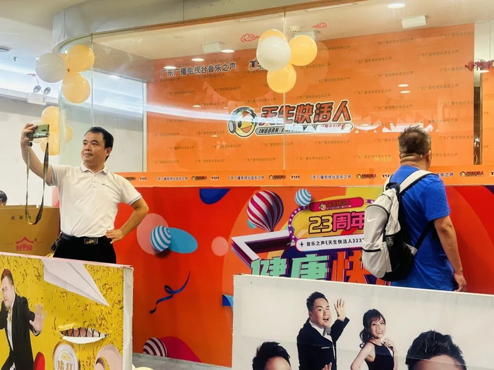 依依不舍的粉丝与直播间合照留念。信息时报记者 郭仲然摄