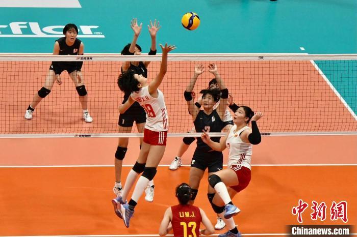 2023年7月8日，第一届亚洲U16女子排球锦标赛决赛中，日本队(蓝)以3:1的比分战胜中国队(白)夺得冠军。郭天奇 摄
