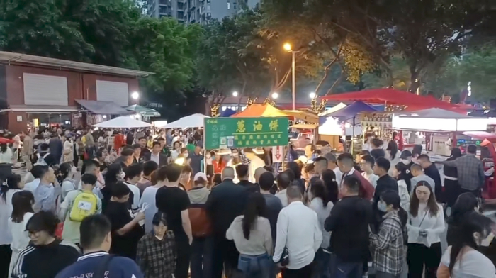 ▲民心佳园夜市“李妹妹葱油饼”摊位人气爆棚。/图源受访者图