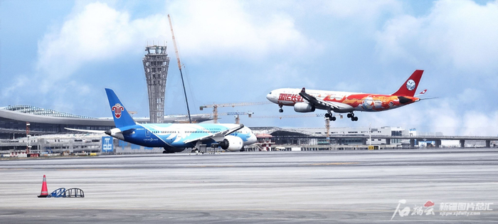 6月27日，乌鲁木齐地窝堡国际机场内的飞机。车捷摄