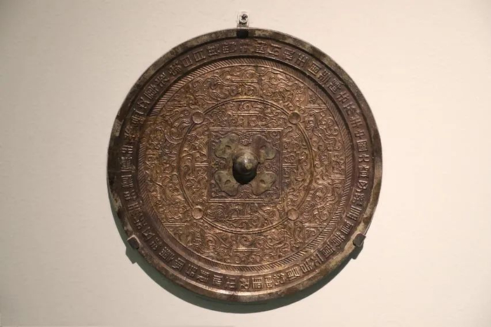 ▲“中国大宁”瑞兽博局纹鎏金铜镜。（中国国家博物馆藏）