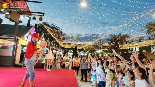 7月7日晚，在野马时光文体创意园夜市，工作人员正在进行气球秀。记者牟敏摄