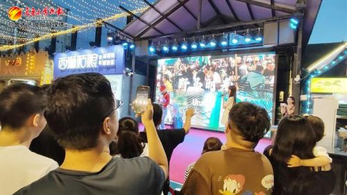 7月7日晚，在野马时光文体创意园夜市，演员正在表演。记者牟敏摄