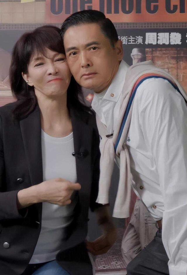 周润发当众亲吻65岁香港知名女星引热议,两人合作无间,感情要好