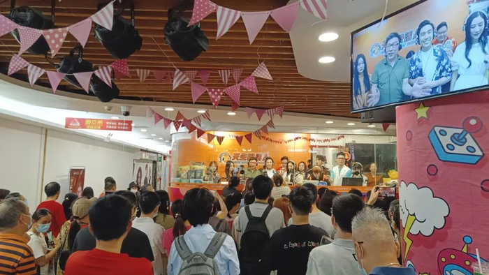 6月20日，在流行前线户外直播室的最后一期节目合照。受访者供图