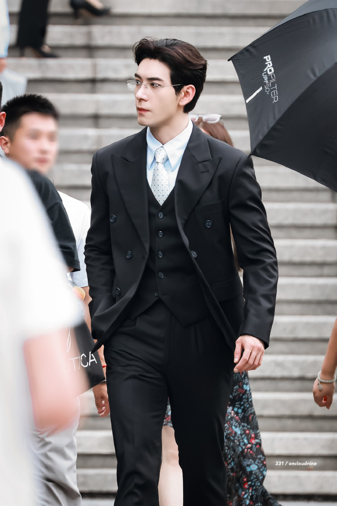 陈星旭西装领带戴着眼镜,有斯文败类内味儿了|陈星旭|斯文_新浪新闻