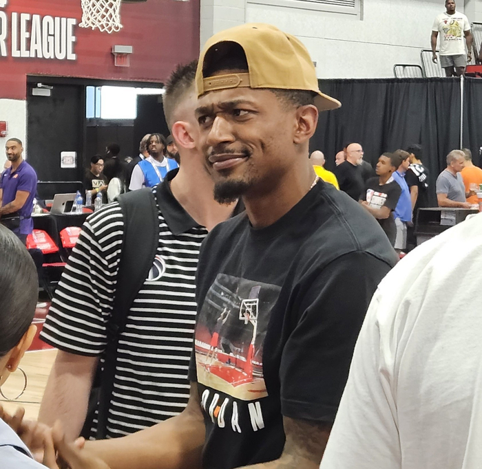 比尔在场边督战 肌肉哥和李哥也在|比尔|篮球|nba_新浪新闻