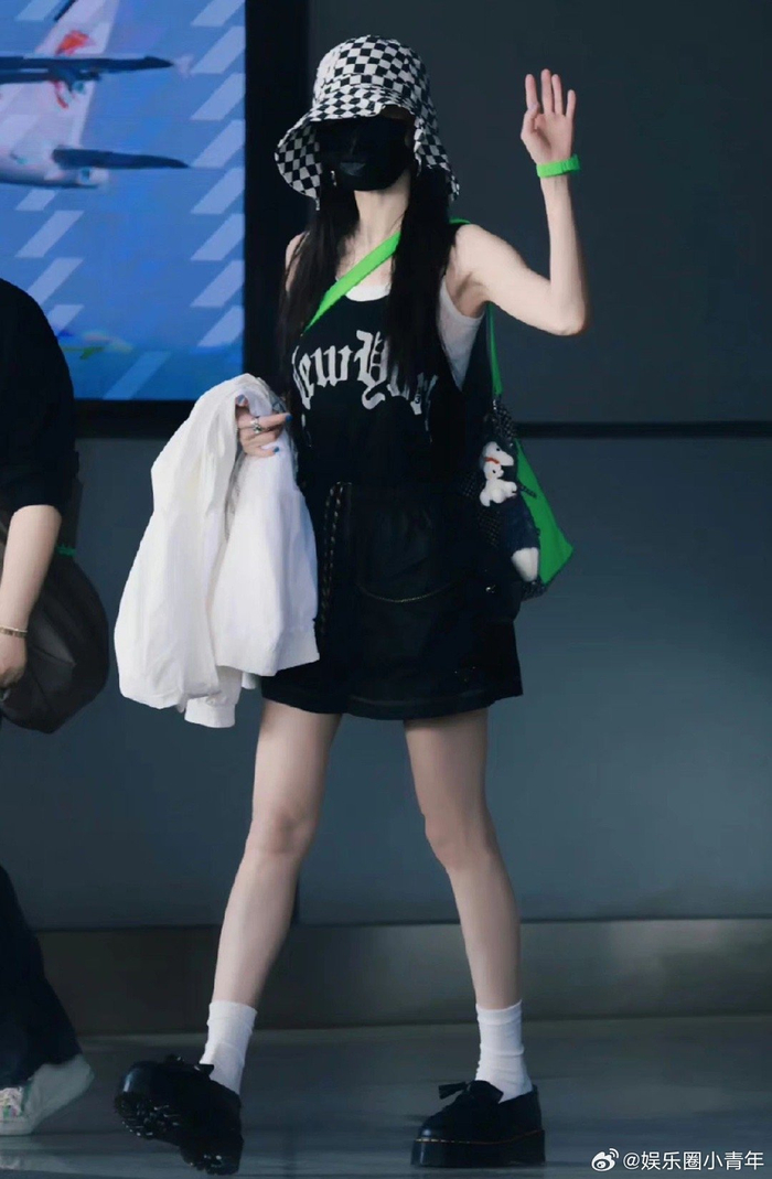 杨幂今年夏天的机场穿搭,舒服又漂亮!|杨幂_新浪新闻