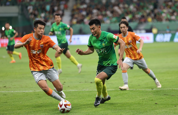 王子铭（右）本赛季中超已收获6球。  新京报记者 王飞 摄