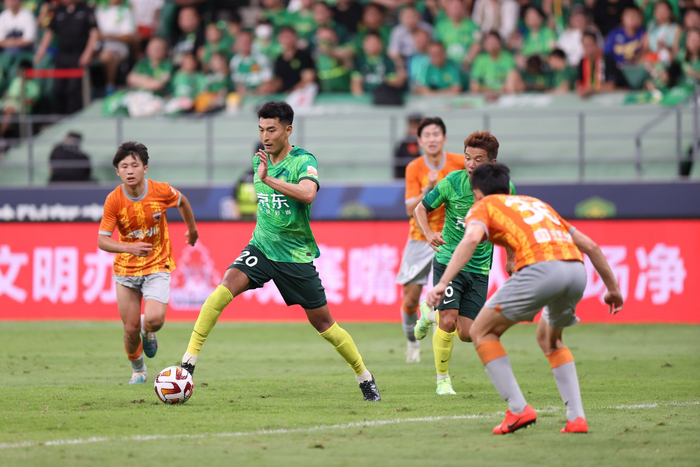 对阵深圳队，王子铭（左二）上演帽子戏法。  新京报记者 王飞 摄