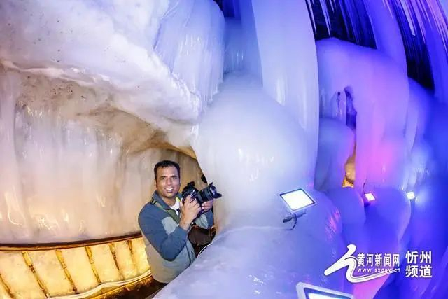 国外媒体摄影记者在冰洞拍摄