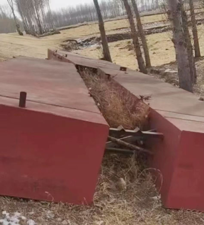 ▲搭建浮桥的铁皮船，如今已闲置。图/社交媒体平台截图