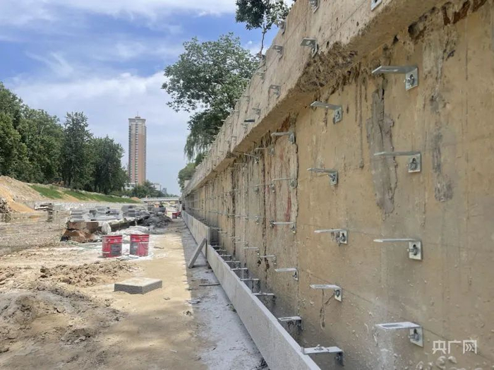 郑州市人民公园北侧金水河河道周边正在干挂大理石。央广网 图
